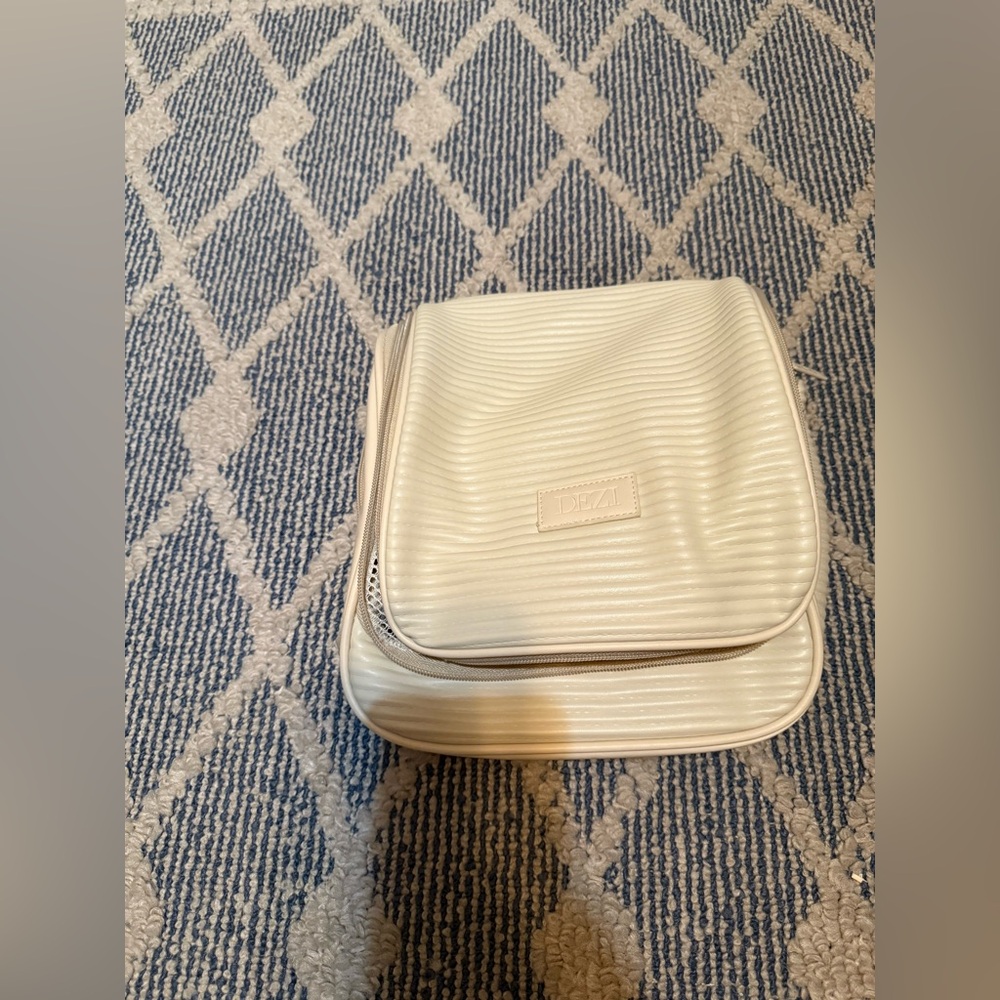 Dezi skin Pack it all make up bag